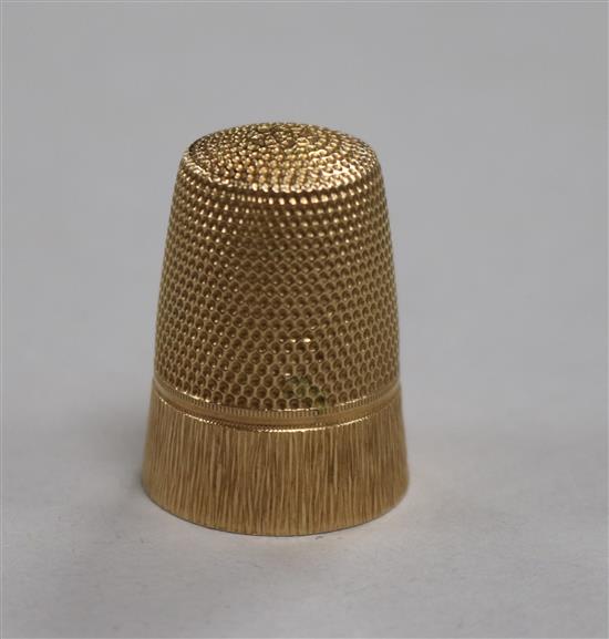 A rose-coloured yellow metal thimble 5.9g